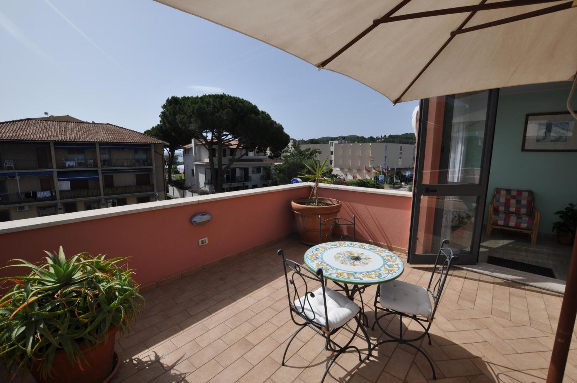 Hotel Mistral Marina di Campo Bagian luar foto
