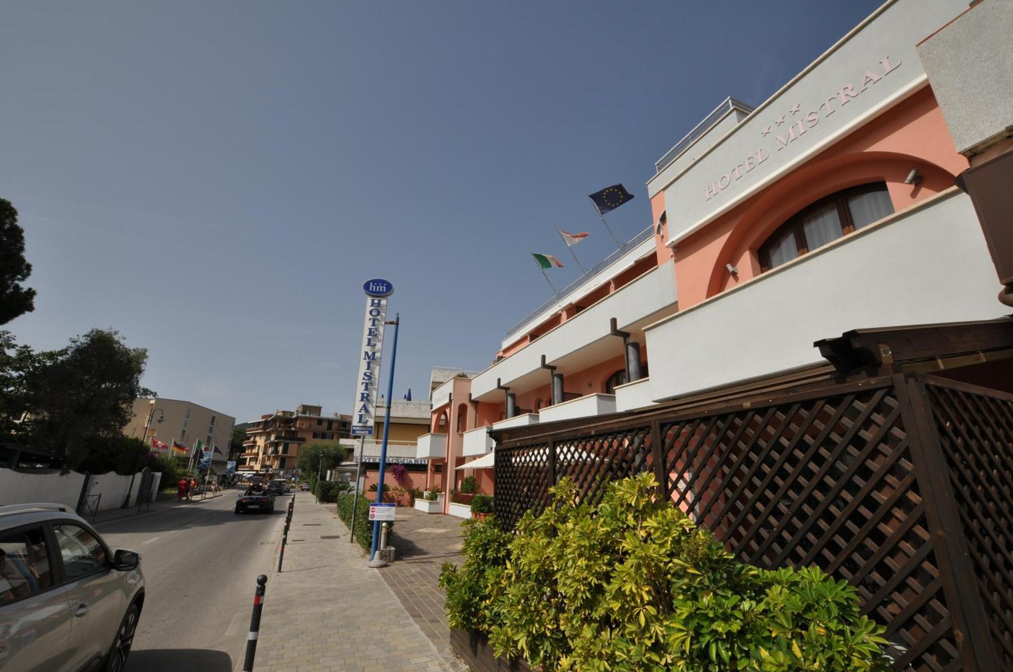 Hotel Mistral Marina di Campo Bagian luar foto