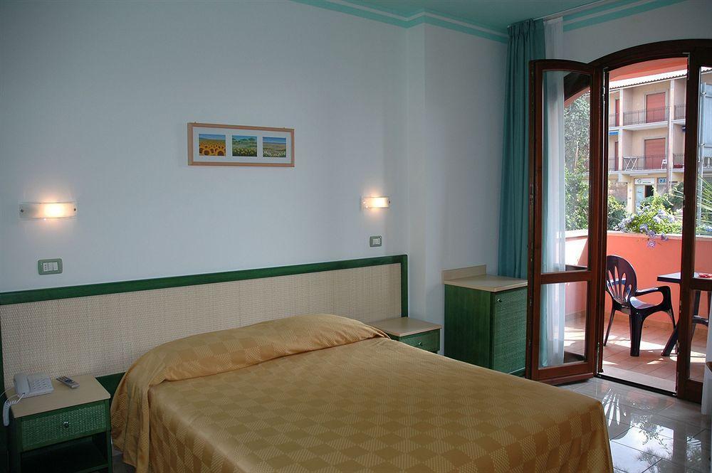Hotel Mistral Marina di Campo Bagian luar foto