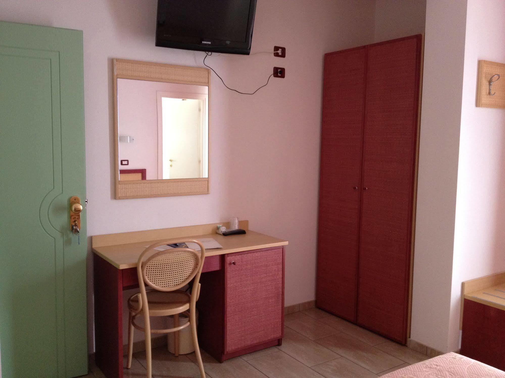 Hotel Mistral Marina di Campo Bagian luar foto