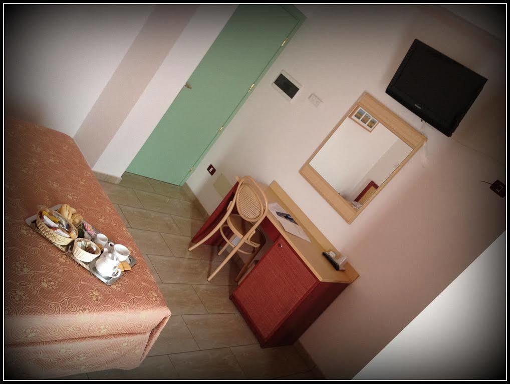 Hotel Mistral Marina di Campo Bagian luar foto
