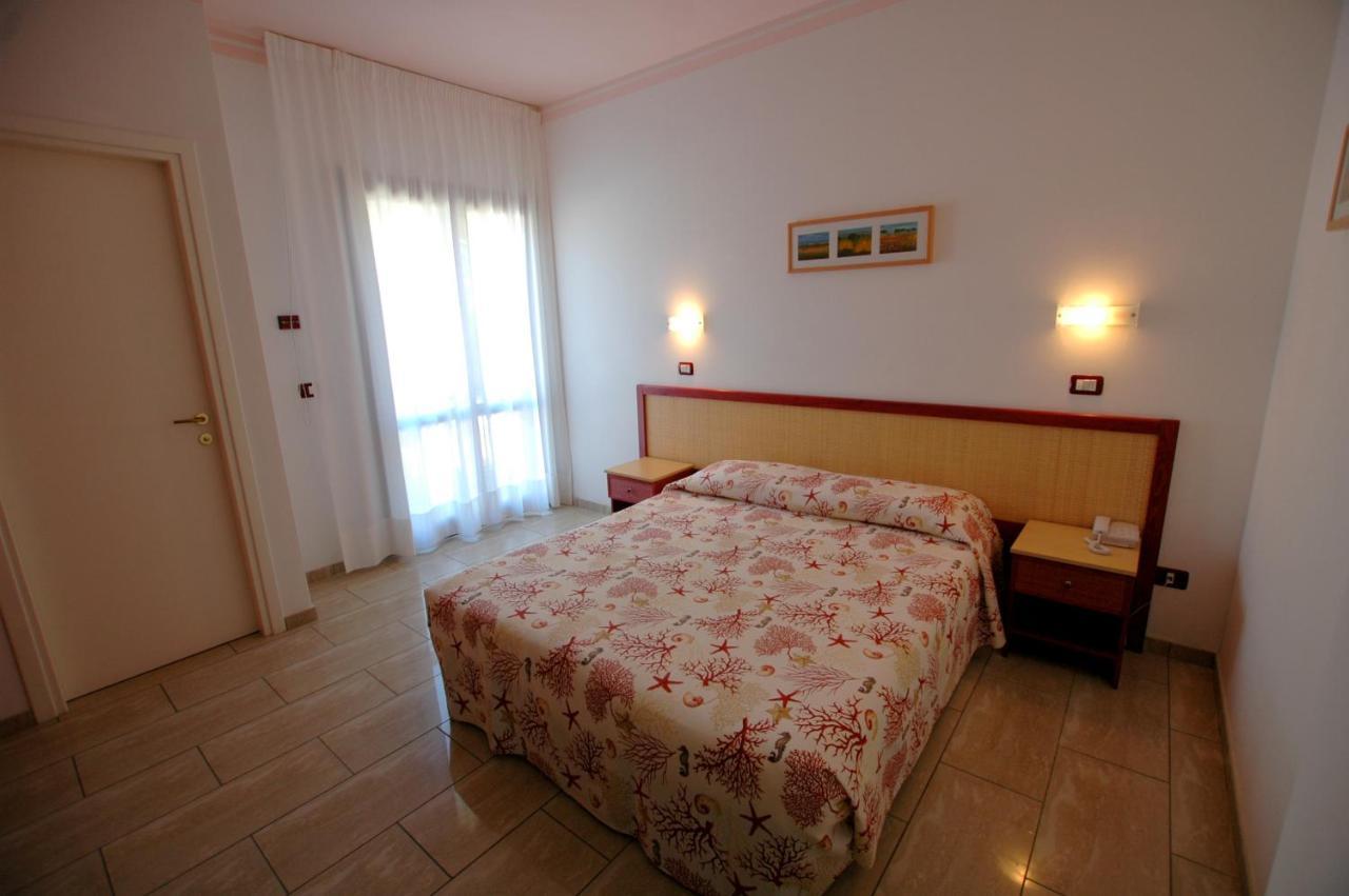 Hotel Mistral Marina di Campo Bagian luar foto